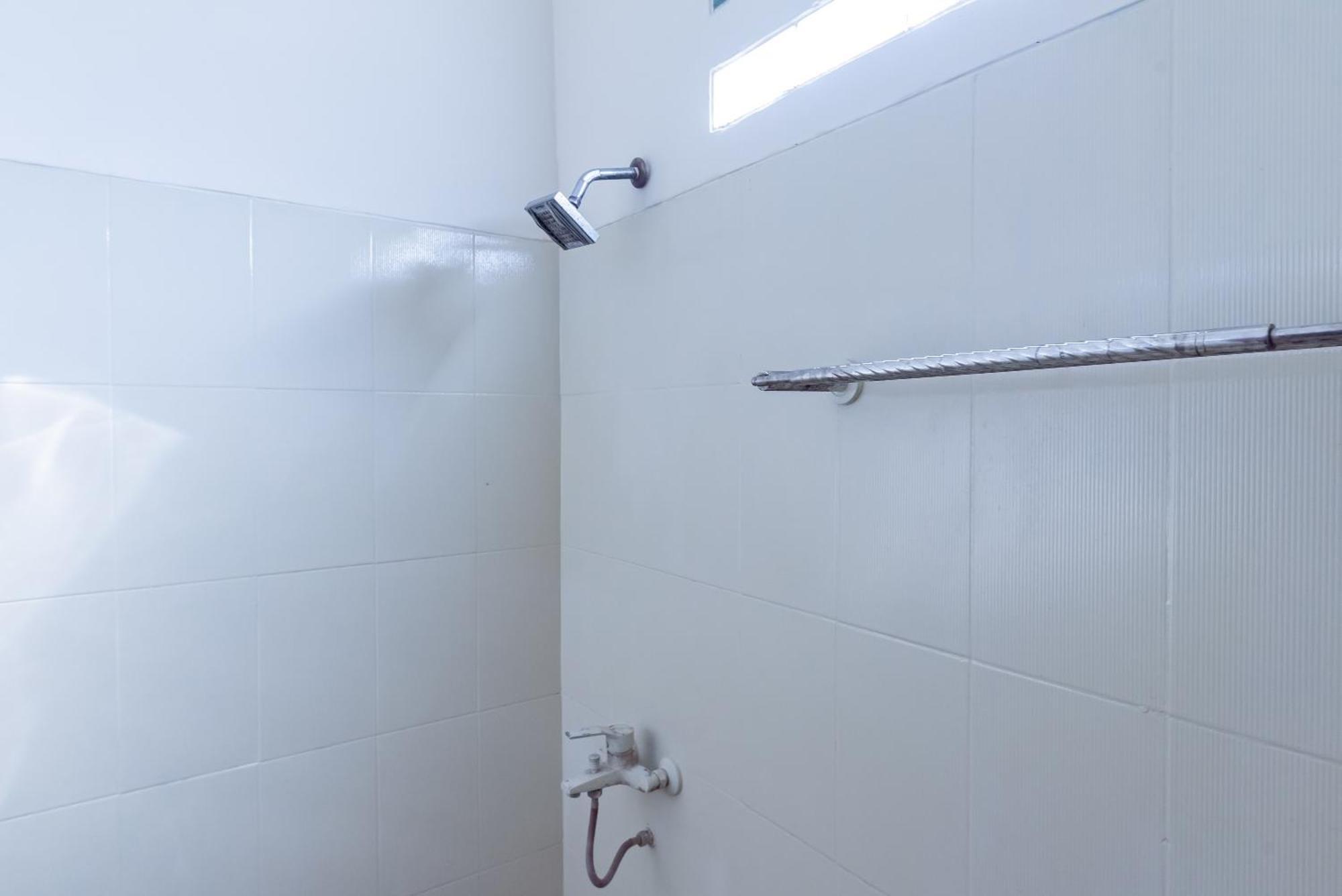 Reddoorz Near Pasar Pagi 2 By Cassana Hotel Сиребон Екстериор снимка