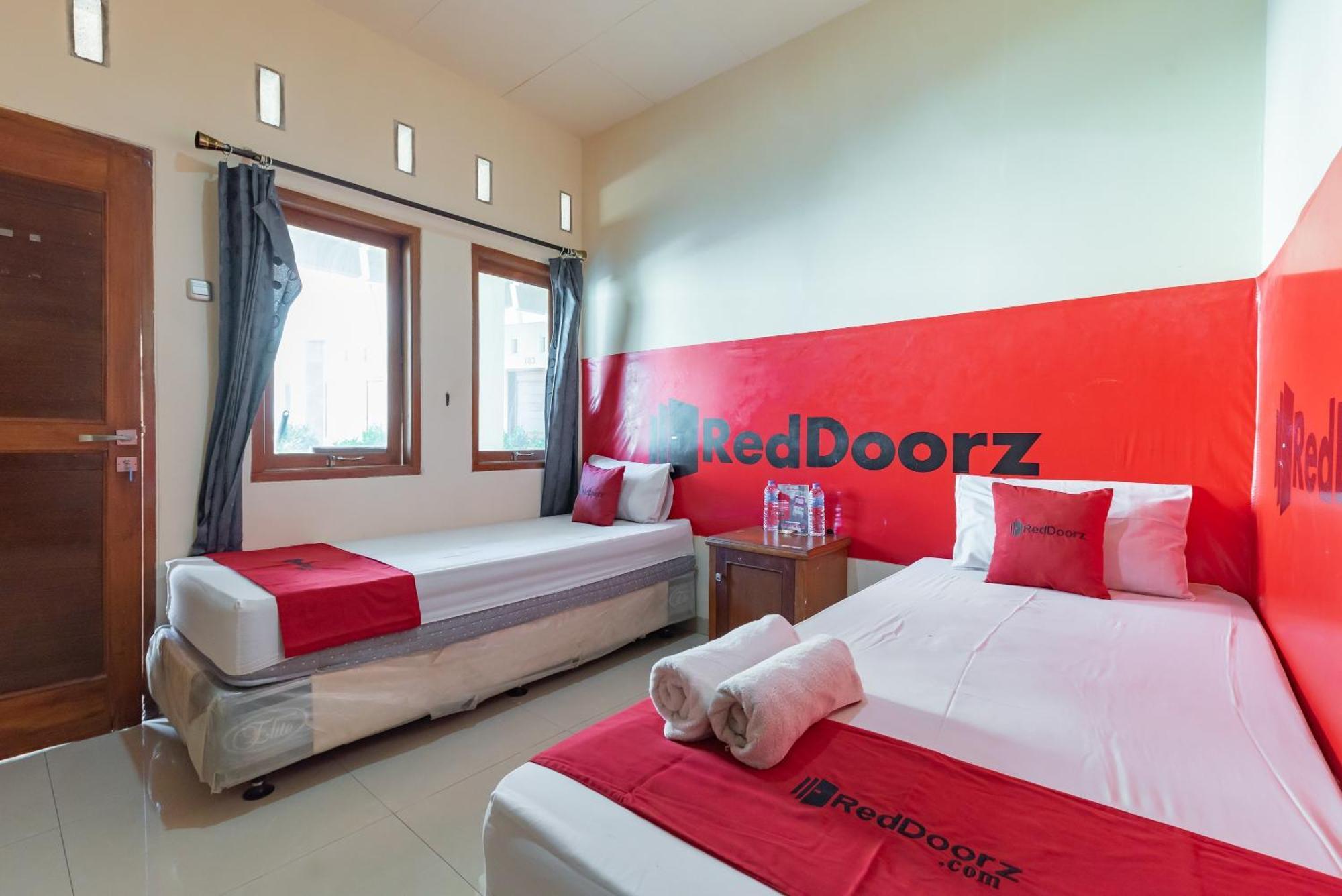 Reddoorz Near Pasar Pagi 2 By Cassana Hotel Сиребон Екстериор снимка