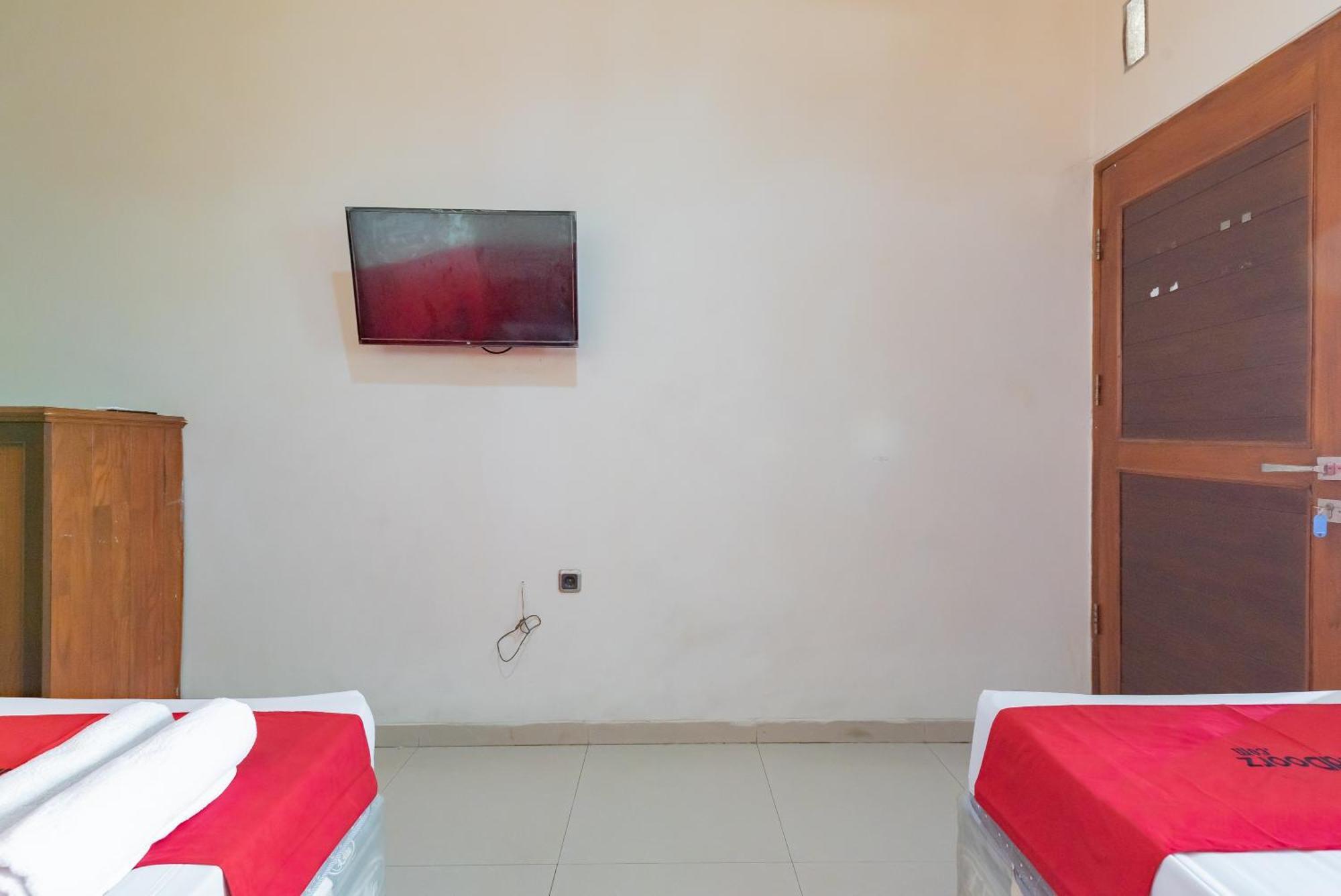 Reddoorz Near Pasar Pagi 2 By Cassana Hotel Сиребон Екстериор снимка