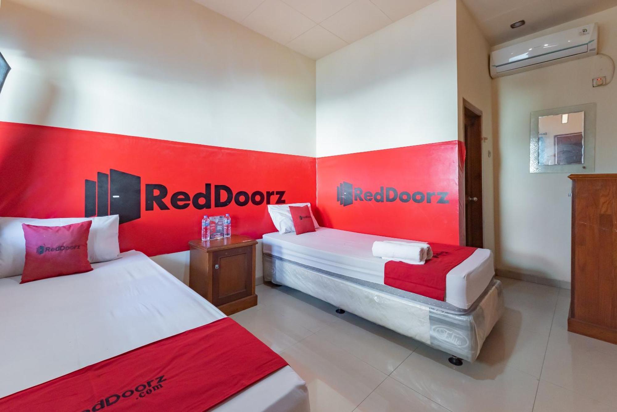 Reddoorz Near Pasar Pagi 2 By Cassana Hotel Сиребон Екстериор снимка