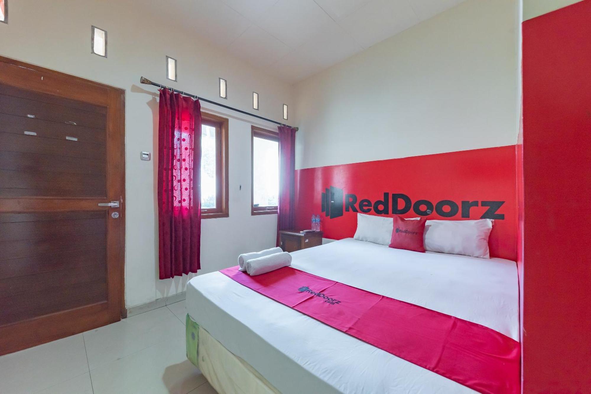 Reddoorz Near Pasar Pagi 2 By Cassana Hotel Сиребон Екстериор снимка