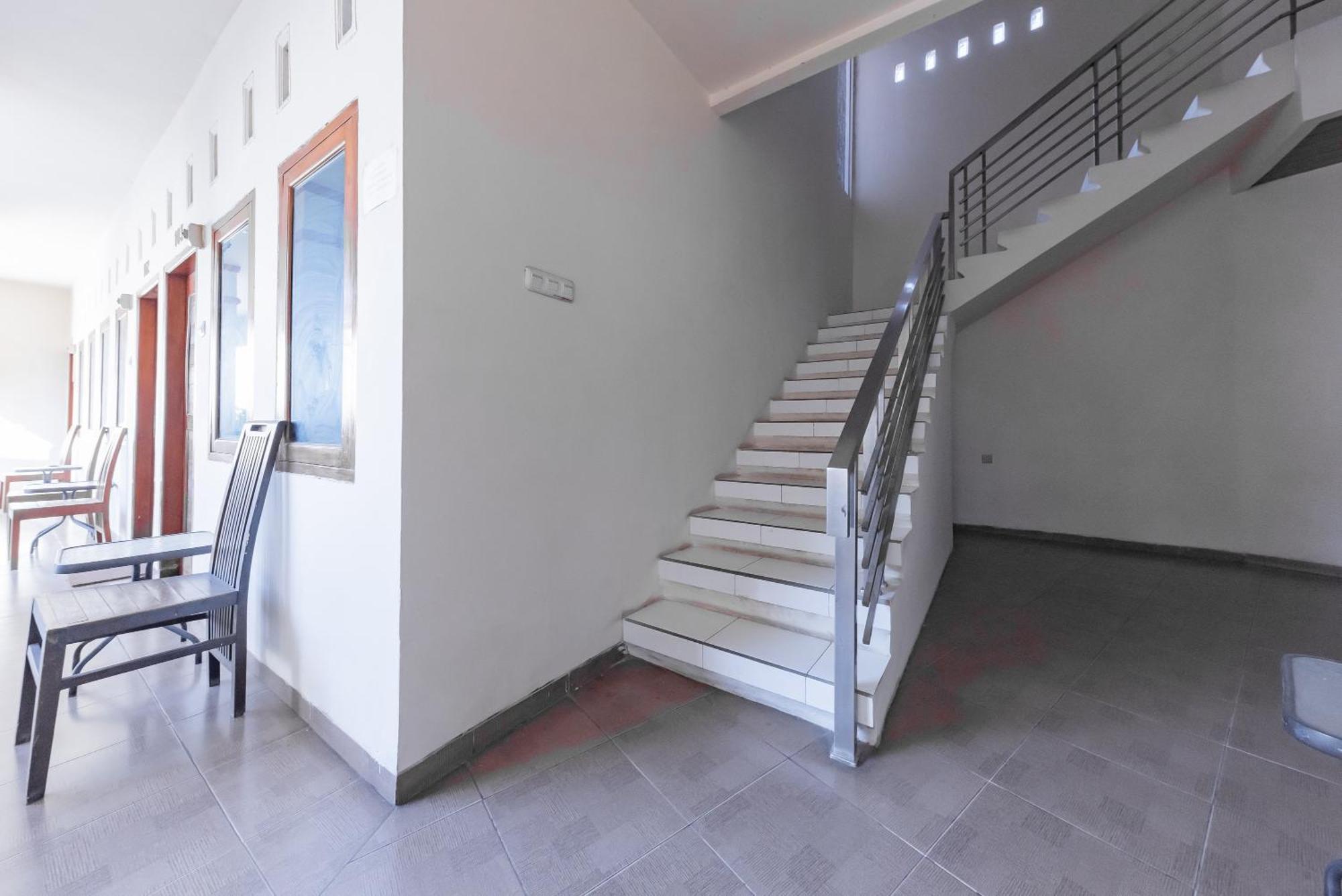 Reddoorz Near Pasar Pagi 2 By Cassana Hotel Сиребон Екстериор снимка