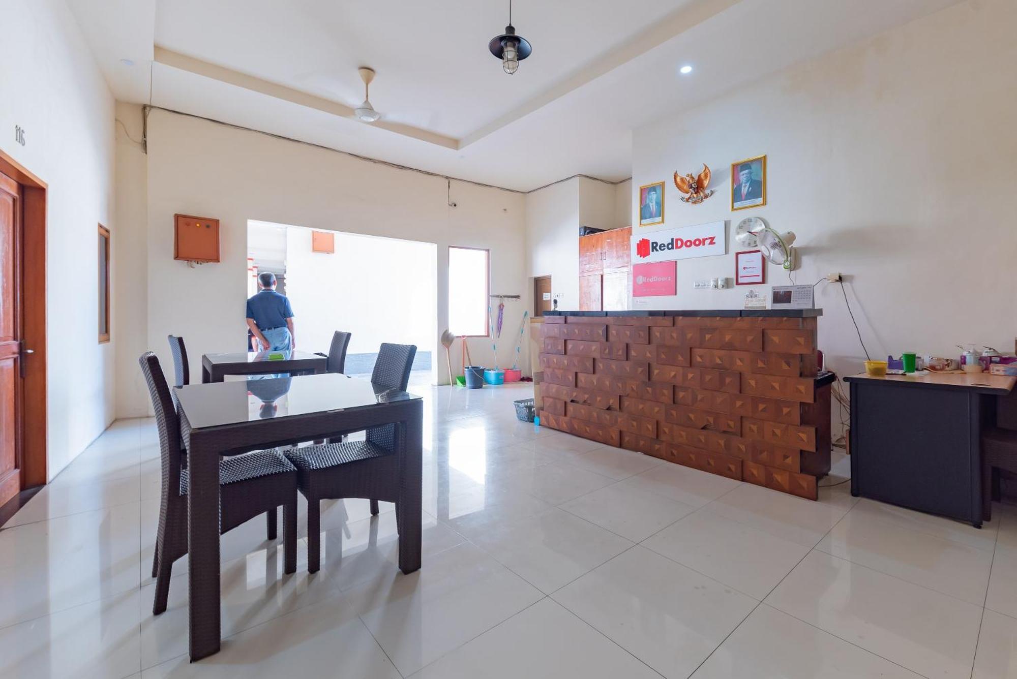 Reddoorz Near Pasar Pagi 2 By Cassana Hotel Сиребон Екстериор снимка
