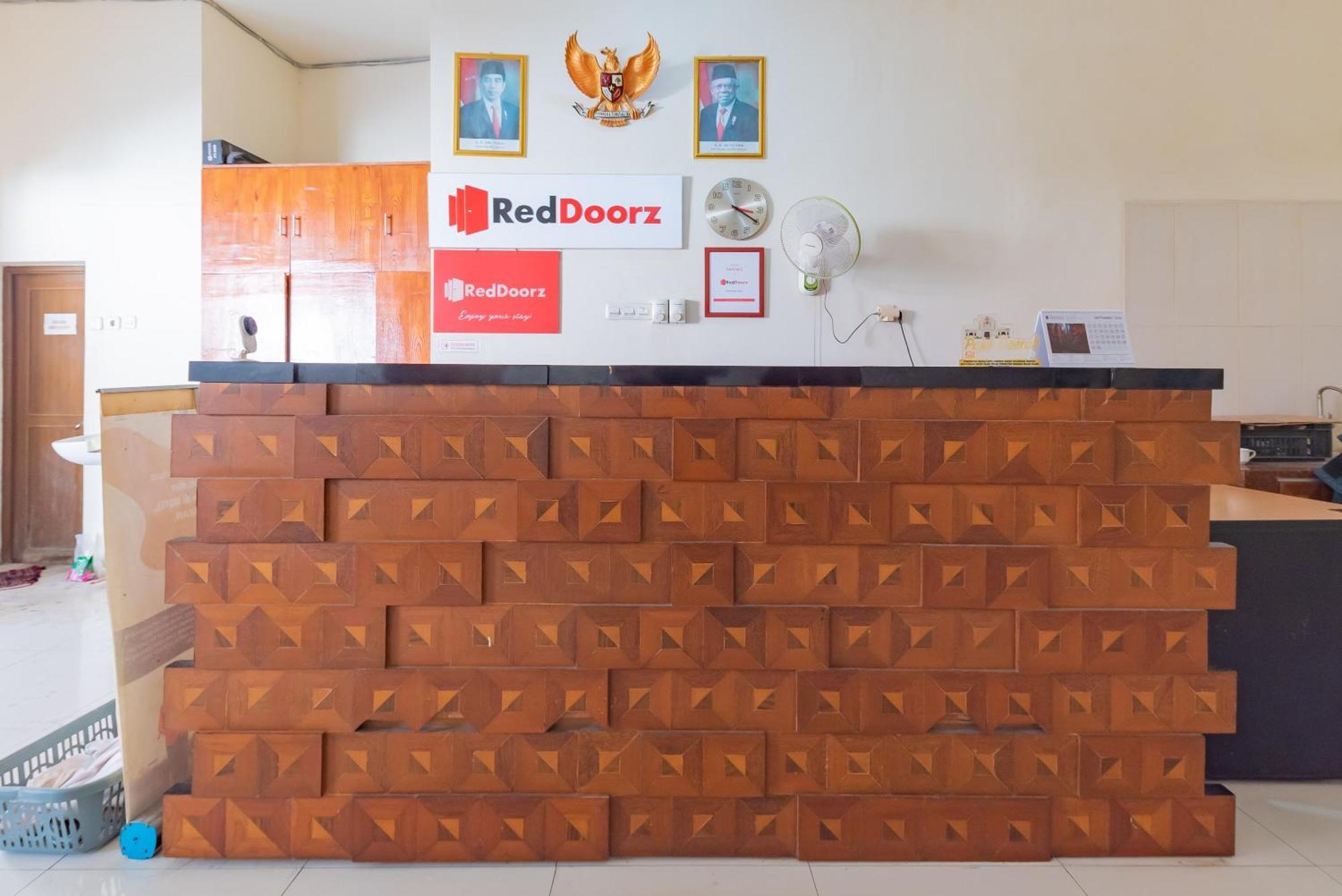 Reddoorz Near Pasar Pagi 2 By Cassana Hotel Сиребон Екстериор снимка