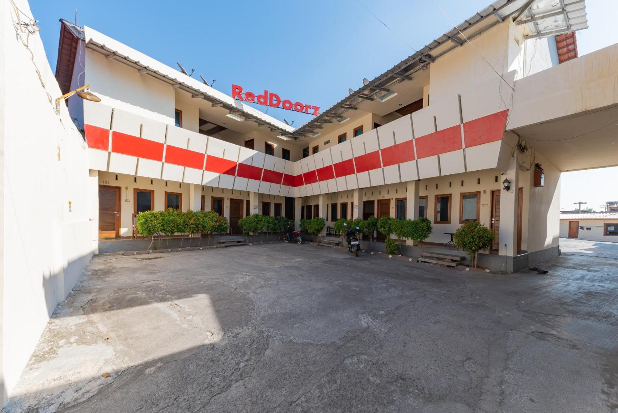 Reddoorz Near Pasar Pagi 2 By Cassana Hotel Сиребон Екстериор снимка